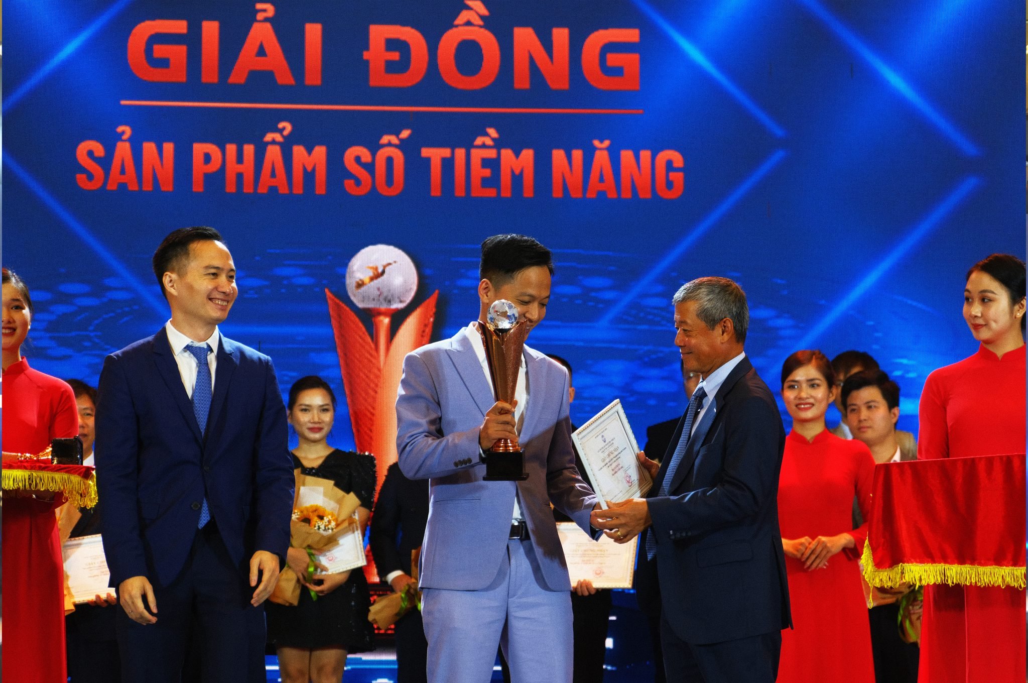 CEO NextX nhận giải thưởng tại Make in Viet Nam