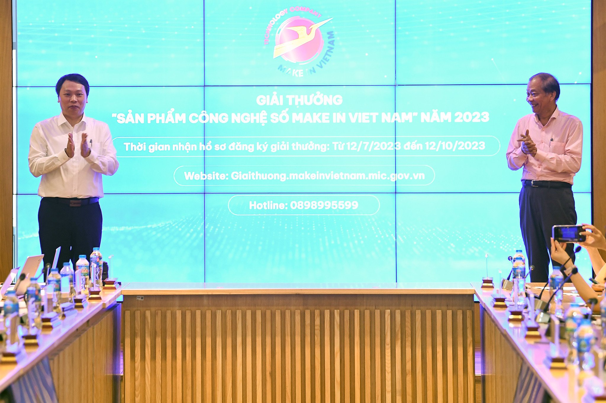 Thu truong bo TTTT Nguyen Huy Dung va pho chu tich VCCI Hoang Quang Phong